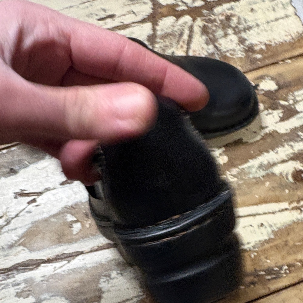 b.o.c. Women's Black Leather Mules - Picture 5 of 9